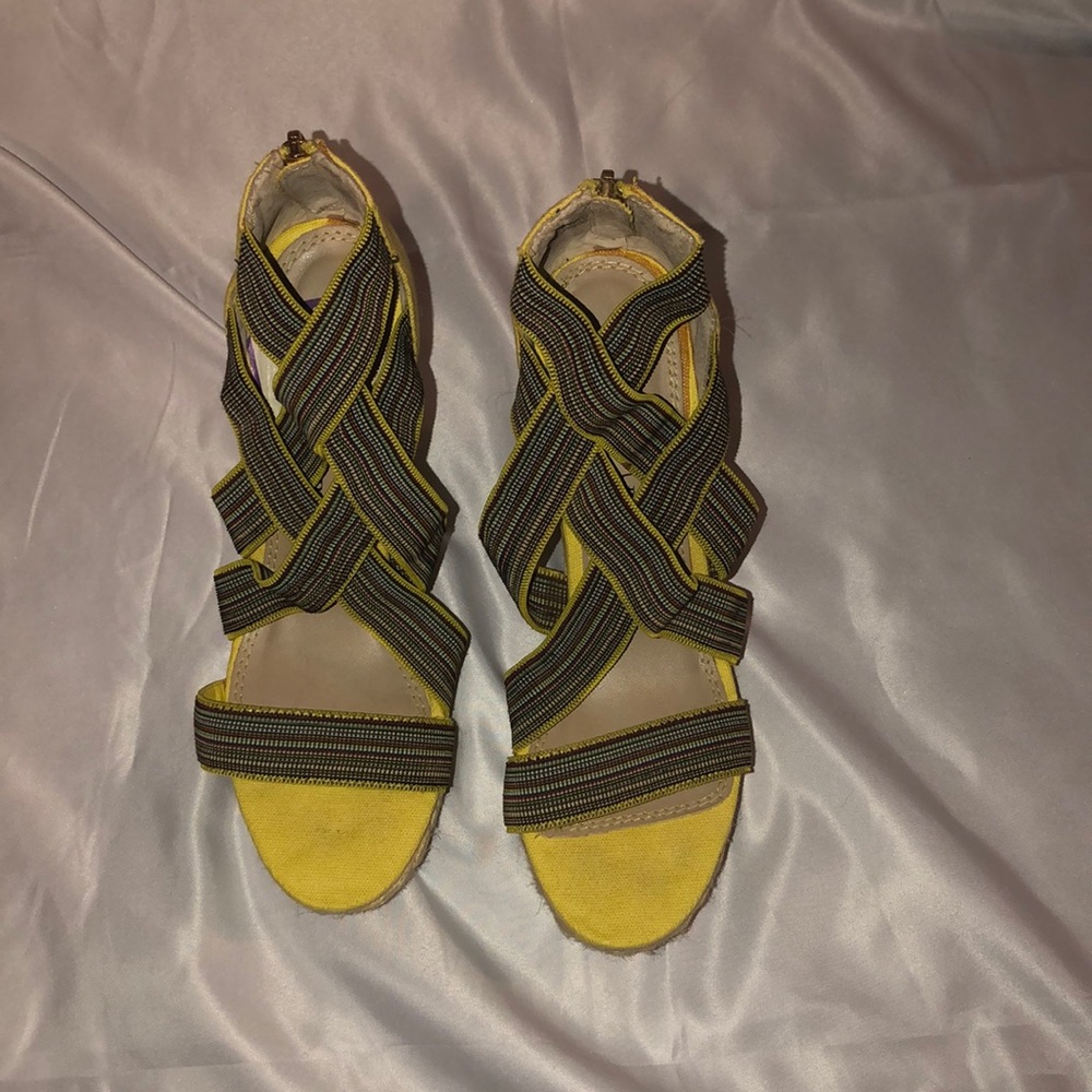 Chinese laundry. Wedges. Tan and yellow.